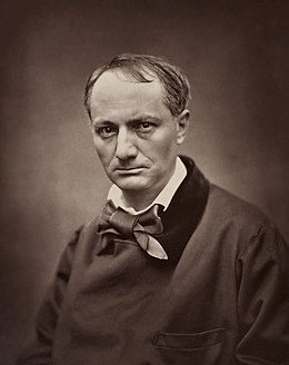 Photographie de Baudelaire en plan poitrine fixant l'objectif d'un regard perçant