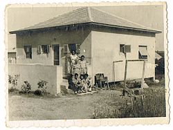 משפחת אלפנדרי בכפר אהרון המתיישב 1960