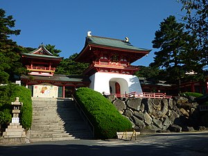 朝陽のなかの赤間神宮 - panoramio.jpg