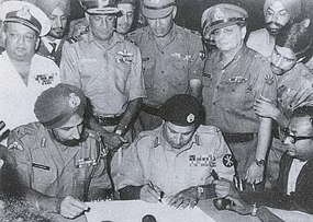 Pákistánský velitel A. A. K. Niazi podepisuje za přítomnosti indických důstojníků příměří