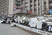 The barricade outside Donetsk RSA featuring anti-western slogans some of which read (in Russian):
<<Shame on Ukrainian churnalists, boycott Ukrainian media!>> (Russian: Pozor ukrainskim zhurnalistam, boikot ukrainskikh smi
)
<<Federation is not separatism!>> 2014-05-09. Den' Pobedy v Donetske 187.jpg