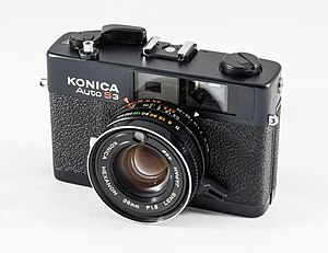 Një aparat fotografik "Konica Auto S3".