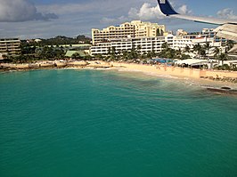 zicht op Lowlands vanuit vliegtuig bij nadering op St. Maarten Princess Juliana Airport (2011)