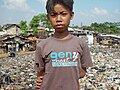 (fr) Image d'un enfant dans un bidonville de Jakarta, en Indonésie.