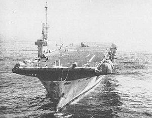 標的艦として曳航されるマカッサル・ストレイト（1958 - 61年の間に撮影）