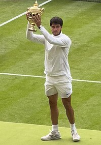 Carlos Alcaraz s trofejí