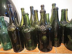 Quelques anciens clavelins estampillés du vignoble du Jura