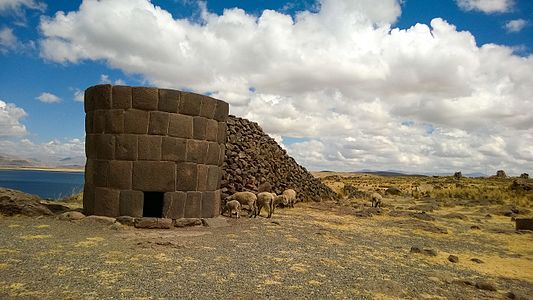 Chullpa Inka en Sillustani, Puno Por Milawoho Licencia: CC-BY-SA-4.0