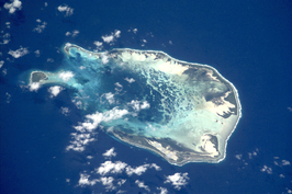Satellietfoto van de Zuid-Keelingeilanden, het grootste en enige bewoonde atol