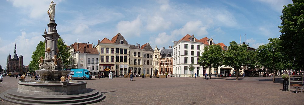 De Brink vanuit het noordoosten, met v.l.n.r. de Waag, de Wilhelminafontein, het Deventer koekhuisje (achter de blauwe vrachtwagen) en de Penninckshoek met het Albert Schweitzer-beeld en het Penninckshuis.