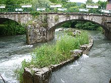 L'Eau Morte à Verthier dont le cours est entravé par la pile d'un pont et les restes d'un canal de dérivation d'un moulin à eau.