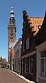 Edam, de Speeltoren (toren van de voormalige Onze-Lieve-Vrouwekerk) in straatzicht