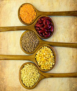 Grains égyptiens, avec, de haut en bas : lentilles, haricots, lentilles, maïs et blé.