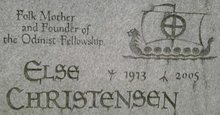 Algiz-Runen bei Lebensdaten auf Grabstein von Else Christensen, Gründerin von Odinic Fellowship - 2005