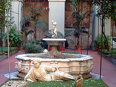 Fontana centrale del chiostro del Carmine Maggiore