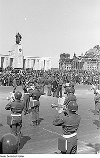 Parade bij de Ehrenmal in 1946