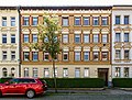 Mietshaus in geschlossener Bebauung und Vorgarten