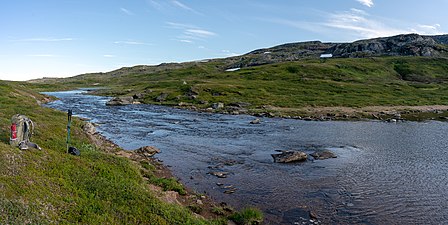 Tillflödet Gájtsasjjåhkå vid utloppet från Gájtsasjjávrre.