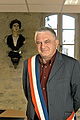 Gérard Schivardi, prefeito de Mailhac, na França, usando a faixa.