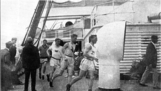 Training der US-amerikanischen Läufer auf dem Schiff bei der Überfahrt nach London, in führender Position Gayle Dull, ausgeschieden als Zweiter des vierten Vorlaufs
