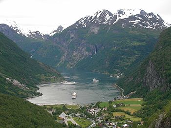 Latar daripada atas gunung air terjun Geirangerfjord