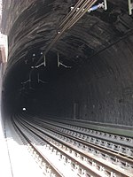De Gemmenichertunnel met het strengelspoor en de stroomrails aan het tunneldak
