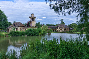 Le Hameau de la Reine, avec, à gauche, la tour de Marlborough, au center l’étang et au fond à droite la Maison de la Reine