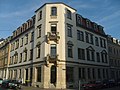 Mietshaus in Ecklage und geschlossener Bebauung