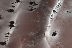 Czarne plamy na wydmach znajdujących się na czapie polarnej podczas marsjańskiej wiosny