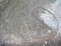 Ovale, brotlaibförmige Einritzungen gaben einem Felsen nördlich des Hirschkopf-Turms bei Weinheim den Namen Batzenbrotstein. Unter der Bezeichnung Hölzerlips-Stein erinnert er angeblich an einen Mord der Räuberbande an dieser Stelle.