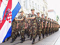 迷彩服で行進するクロアチア陸軍兵士ら。