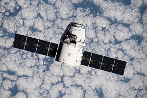 МКС-60 SpaceX CRS-18 Dragon приближается к МКС (1) .jpg