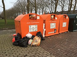 Oranje afvalcontainers voor de inzameling van plastic afval in Gemeente Halderberge