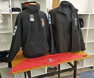 Dessuadora, jaqueta i mocador (esquerra a dreta) pels 30 anys dels Tirallongues