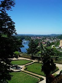 Jardins du château avec vue sur le Lot.C