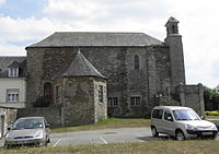 Façade ouest. À gauche, le croisillon ouest du faux transept. Au centre, arrachement du mur sud de la nef.