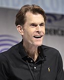 Uma fotografia de Kevin Conroy falando em uma convenção