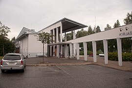 Kuhmon kaupunginkirjasto (arkkitehtitoimisto Nurmela-Raimoranta-Tasa, 1988).
