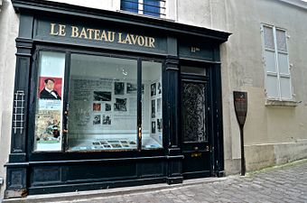 A Bateau-Lavoir bal odalán lévő épületben - Émile-Goudeau tér 11. -, a műtermek történetét bemutató vitrin