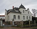 Villa mit Einfriedung und Toreinfahrt