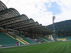 Pohled na západní tribunu stadionu.