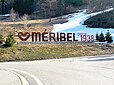 Entrée de Méribel avec la signalétique, indiquant l'année de la fondation de la station savoyarde, installée au bord du rond-point qui fait la jonction entre la route de Méribel (D 90) et la route du Plantin (D 98).