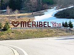 Entrée de Méribel avec la signalétique, indiquant l'année de la fondation de la station savoyarde, installée au bord du rond-point qui fait la jonction entre la route de Méribel (D 90) et la route du Plantin (D 98).