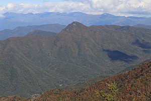 南西側の節刀ヶ岳から望む釈迦ヶ岳（2019年10月30日撮影）