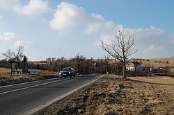 Nakléřov od jihu, vlevo od silnice je kulturní památka Kleistův pomník