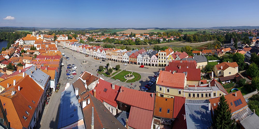 Pohled na náměstí ze střechy kostelní věže