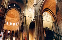 Zicht op het gewelf van de romaanse kerk in Paray-le-Monial, waar kleine ramen in de lichtbeuken aanwezig zijn