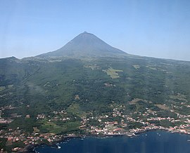 São Roque do Pico includes most of the northern coast of the island, and extends to the summit of the stratovolcano
