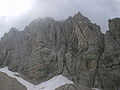 Vista della parete rocciosa dalla sottostante conca del lago