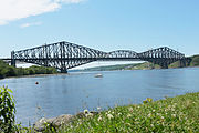 15. KW Die Pont de Québec überspannt den Sankt-Lorenz-Strom. Sie verbindet die Städte Québec und Lévis in der kanadischen Provinz Québec. Hinter der Pont de Québec ist die Pont Pierre-Laporte zu erkennen.